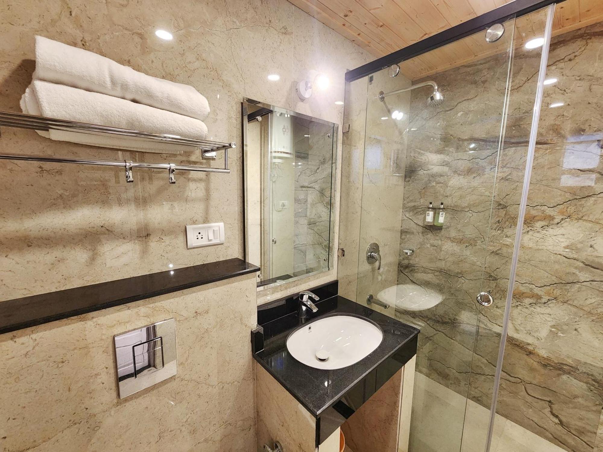 Hotel Pineview Шимла Екстериор снимка