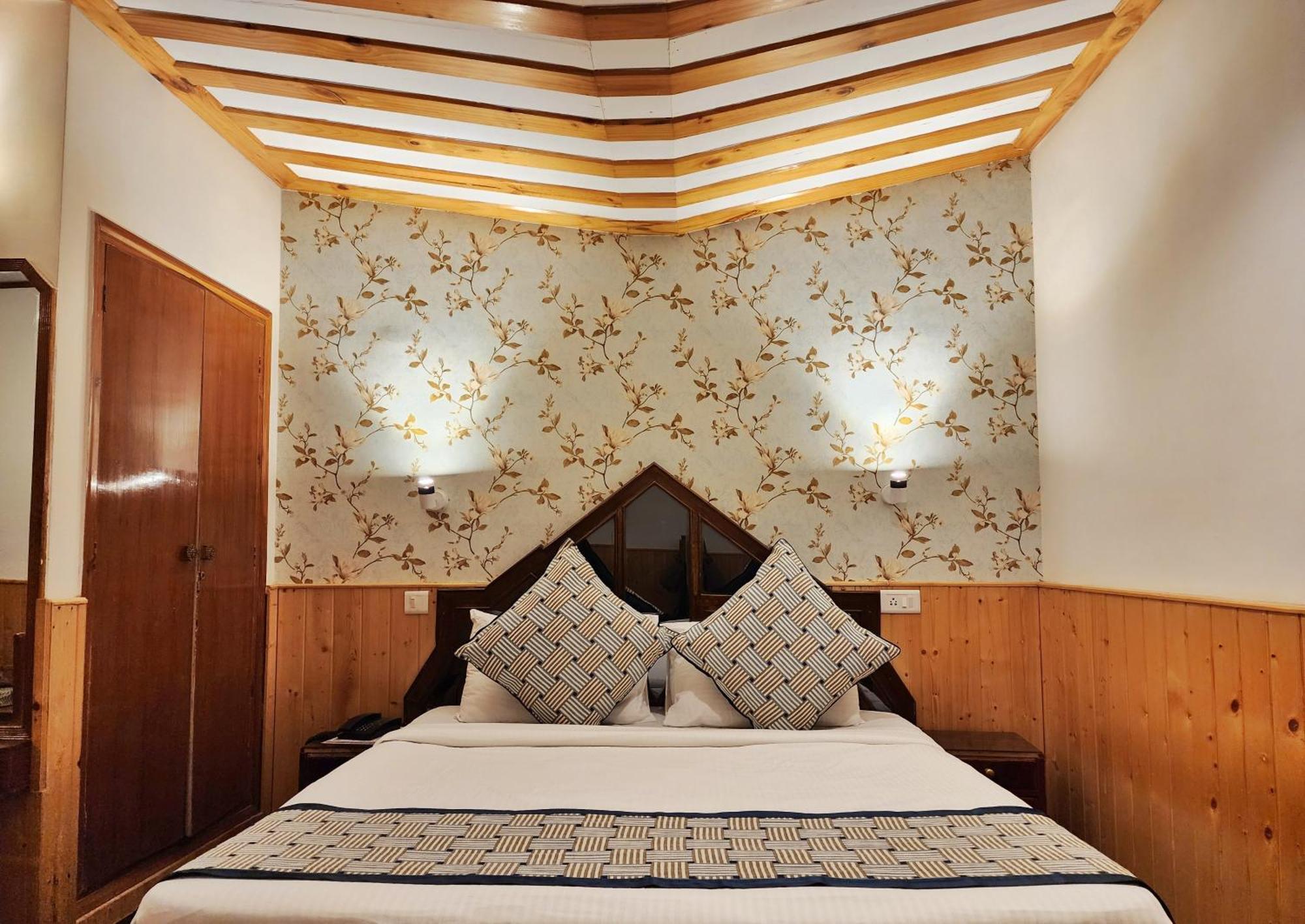 Hotel Pineview Шимла Екстериор снимка