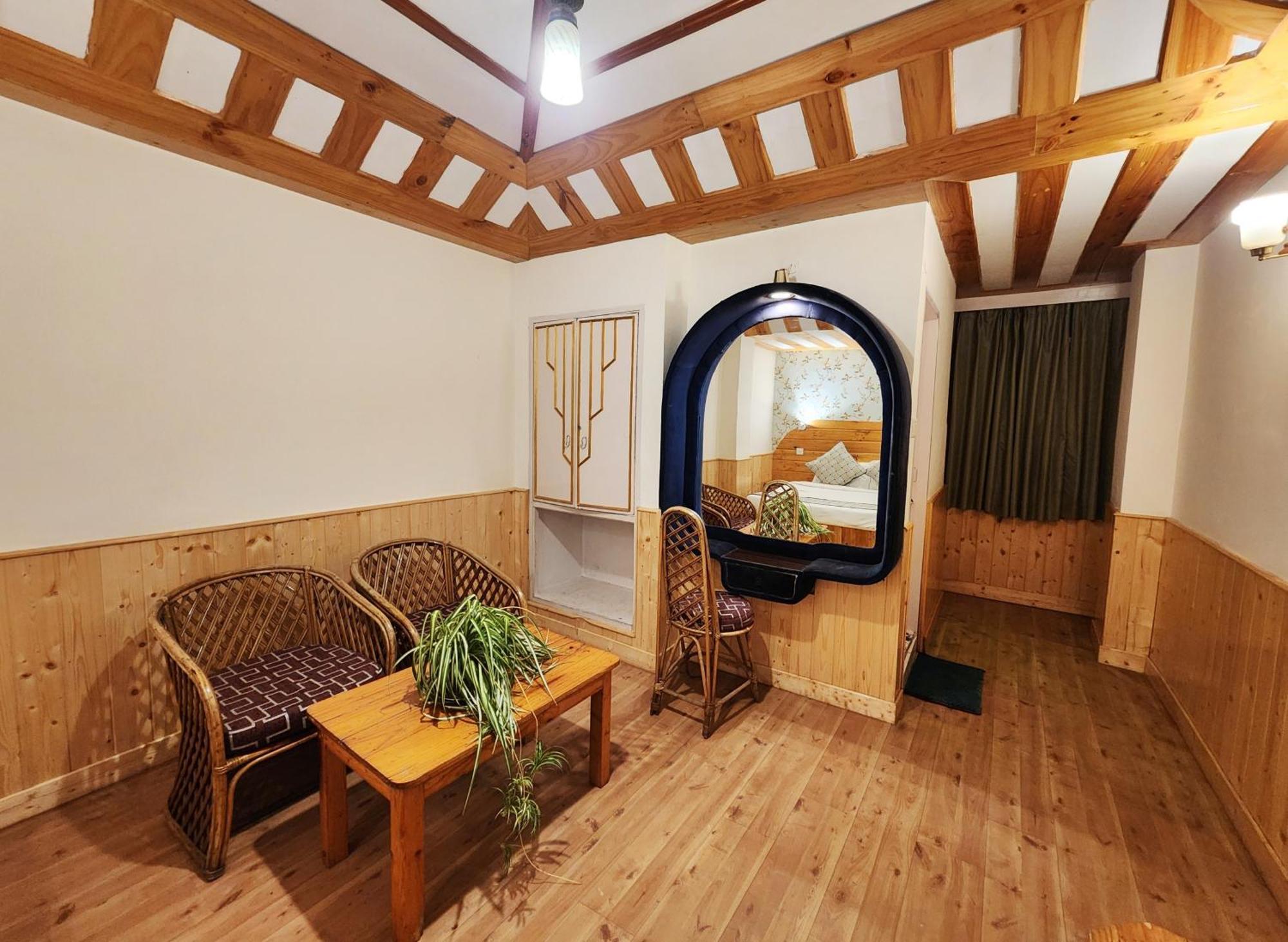 Hotel Pineview Шимла Екстериор снимка