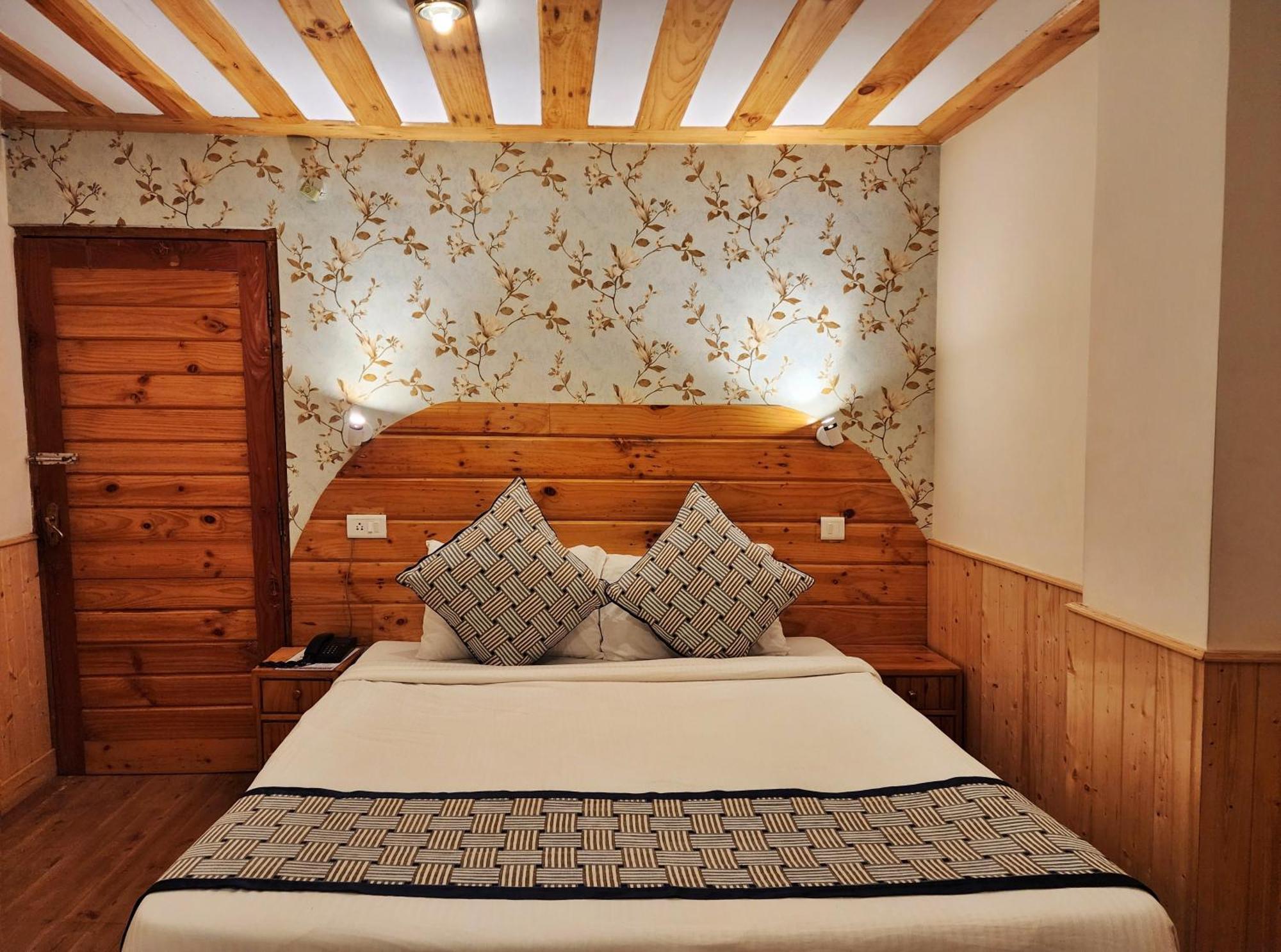 Hotel Pineview Шимла Екстериор снимка